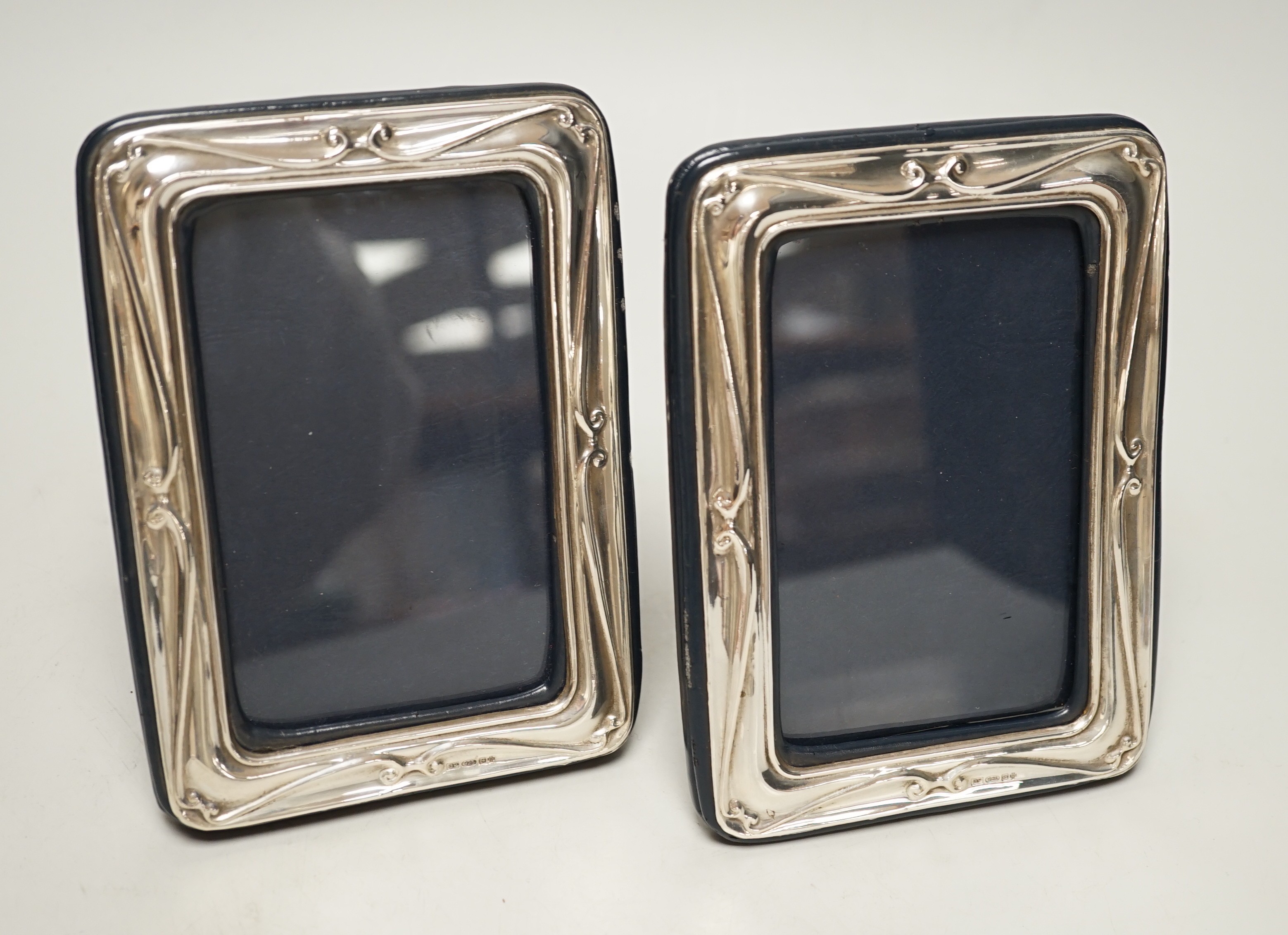 A modern pair of silver mounted rectangular photograph frames, Douglas Pell Silverware, Birmingham, 2000, 16.6cm.